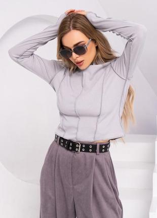 Серая укороченная водолазка с наружными швами