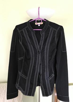 Легкий бавовняний стрейч піджак c контрастною строчкою.