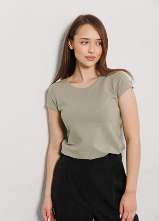 Женская прилегающая футболка оливкового цвета6 фото