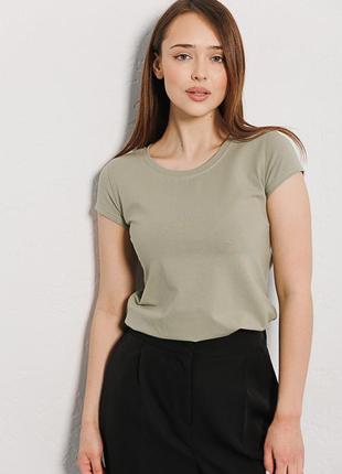 Женская прилегающая футболка оливкового цвета1 фото