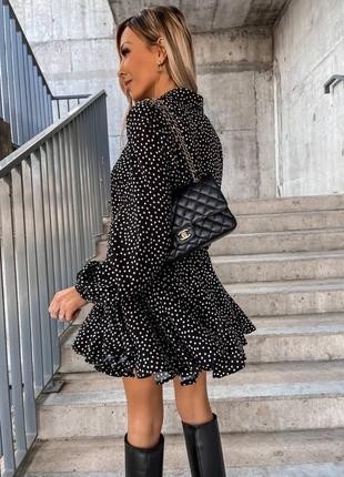 Платье короткое черное в горошек на длинный рукав на пуговицах с вырезом в зоне декольте качественная стильная трендовая3 фото