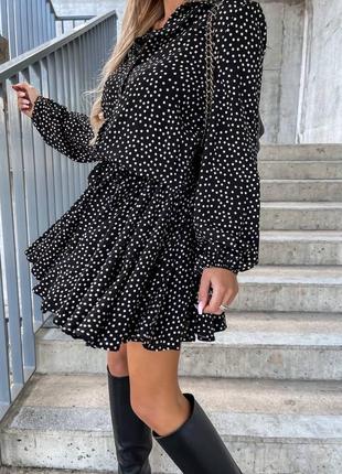 Платье короткое черное в горошек на длинный рукав на пуговицах с вырезом в зоне декольте качественная стильная трендовая2 фото