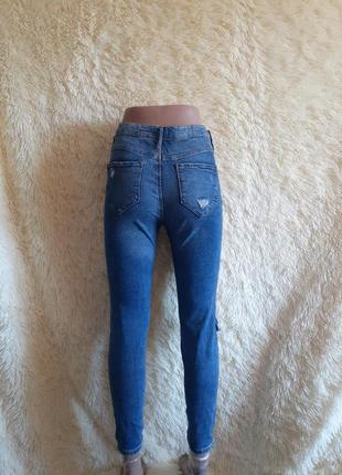Стильные рваные джинсы4 фото