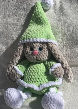 Зайчення( дівчинка) в піжамі.