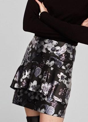 Кожаная юбка zara эко кожа цветочный принт оригинал1 фото