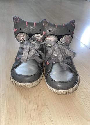 Деми ботинки 23 размера.