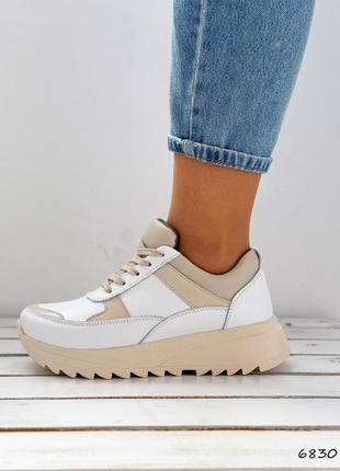 Натуральные кожаные белые кроссовки из светло - бежевыми вставками