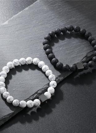 Парные браслеты из черных и белых натуральных камней