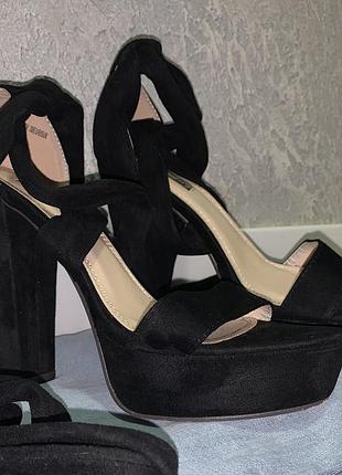 Босоніжки на платформі