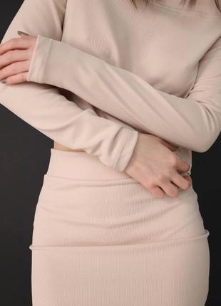 Костюм женский бежевый однотонный кофта свободного кроя с открытыми плечами миди юбка на высокой посадке качественный стильный3 фото