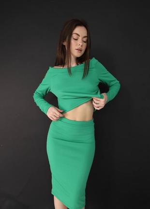 Костюм женский зеленый однотонный кофта свободного кроя с открытыми плечами миди юбка на высокой посадке качественный стильный1 фото