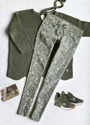 Джинсы с камуфляжным  принтрм от  clockhoise.