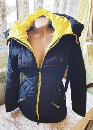 Тепла чорно-жовта, молодіжна жіноча куртка - пуховик. розмір - s. теплая женская куртка-пуховик