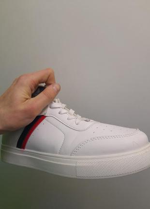 Кроссовки белые