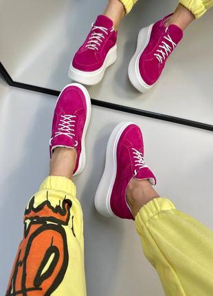 Яскраві замшеві кеди топового кольору на високій підошві багато кольорів