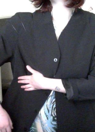 Чорний жіночий діловий ретро піджак з плечима в стилі мінімалізм і підплічниками3 фото