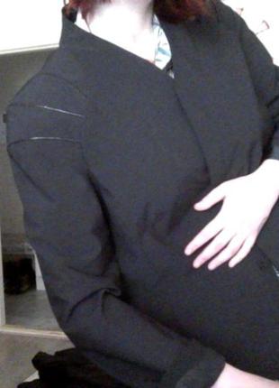 Чорний жіночий діловий ретро піджак з плечима в стилі мінімалізм і підплічниками5 фото