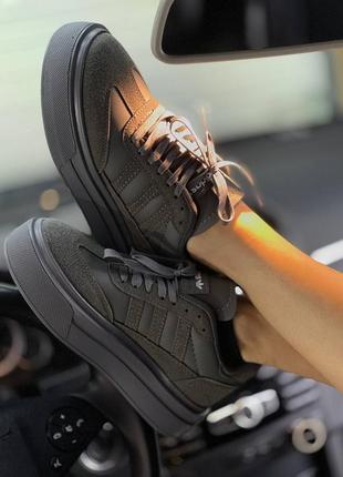 Стильні жіночі кросівки adidas/ модні жіночі кросівки