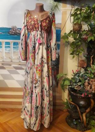 Цікава сукня з вишивкою!