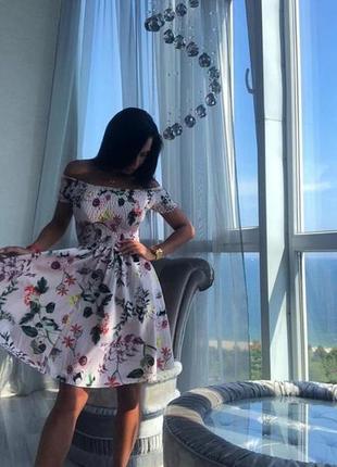 Літнє плаття з відкритими плечима. /італія/