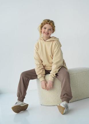 Стильный бежевый костюм (семейный образ)