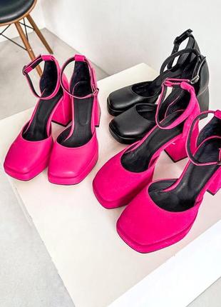 Женские кожаные босоножки на широком каблуке розовые