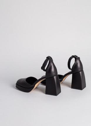Жіночі шкіряні босоніжки на широкому каблуку чорні6 фото