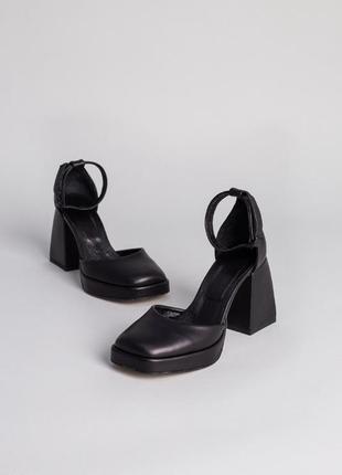 Жіночі шкіряні босоніжки на широкому каблуку чорні7 фото