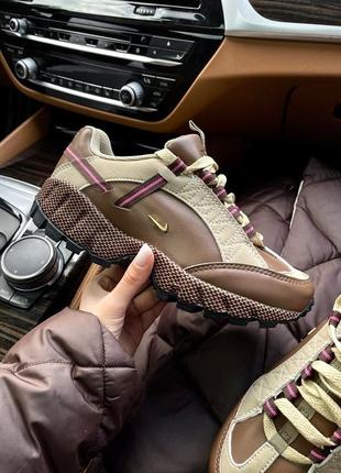 Нереальные женские кроссовки nike humara lx jacquemus ale brown gold коричневые с бежевым1 фото