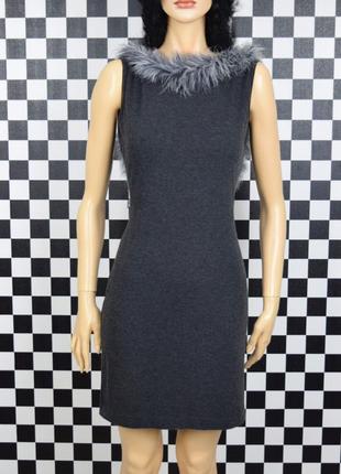 Фирменное серое меланжевое платье с перьями открытая спина3 фото