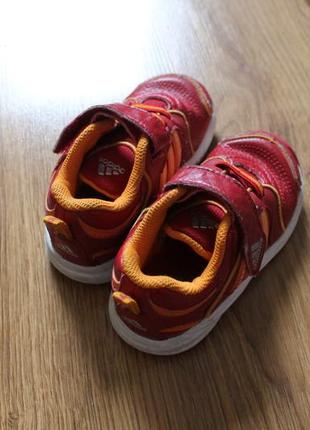 Стильні дитячі шкіряні кросівки цікавого кольору на липучках adidas