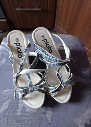 Босоніжки жіночі на платформі