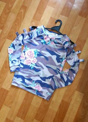 Класний світшот з вирізами на рукавчиках