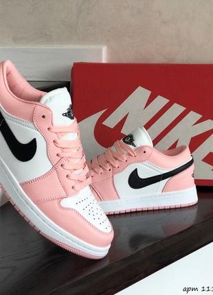 Nike кросівки жіночі