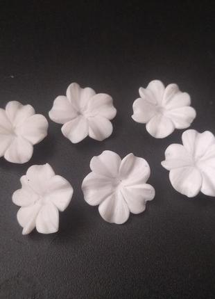 Белые цветы из полимерной глины для создания украшений5 фото