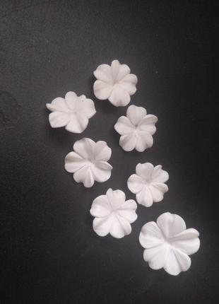 Белые цветы из полимерной глины для создания украшений4 фото