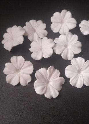Белые цветы из полимерной глины для создания украшений3 фото