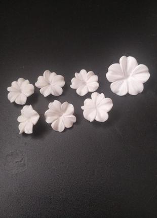 Белые цветы из полимерной глины для создания украшений1 фото