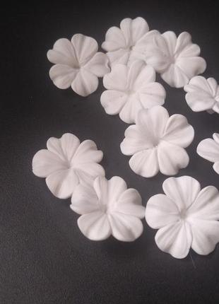 Белые цветы из полимерной глины для создания украшений2 фото