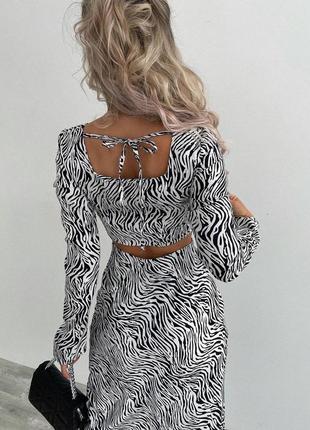 Платье в принт зебры с вырезами и открытой спиной
