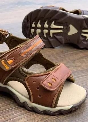 В наявності  сандалі