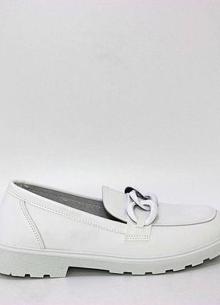 Стильні туфлі,бронзи,лофери білі з ланцюгом жіночі демі,демісезонні осінні,весняні,літні (на осінь,весна,літо 2023-2024)4 фото