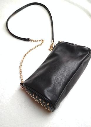 Маленькая вместительная сумочка с длинным ремешком