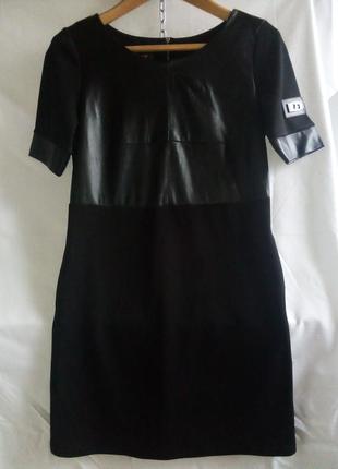 Платье-футляр чёрное, с коротким рукавом
