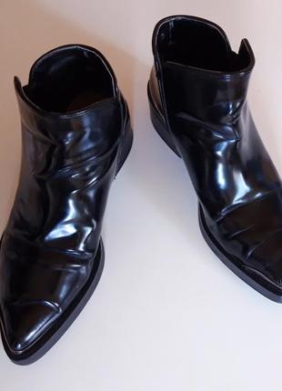 Крутые ботинки zara лакированные с металлическими носиками челси удобны стильные модные2 фото