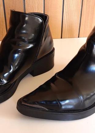 Крутые ботинки zara лакированные с металлическими носиками челси удобны стильные модные6 фото
