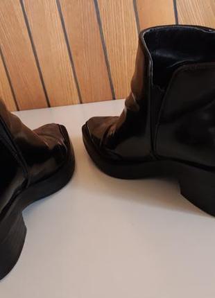 Крутые ботинки zara лакированные с металлическими носиками челси удобны стильные модные4 фото