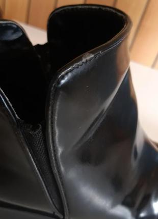 Крутые ботинки zara лакированные с металлическими носиками челси удобны стильные модные9 фото