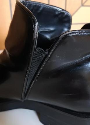Крутые ботинки zara лакированные с металлическими носиками челси удобны стильные модные8 фото