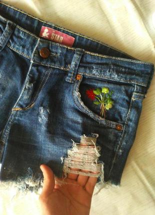 Красиві,стильні,фірмі джинсові шорти з вишивкою потертості рваності принт квіти5 фото